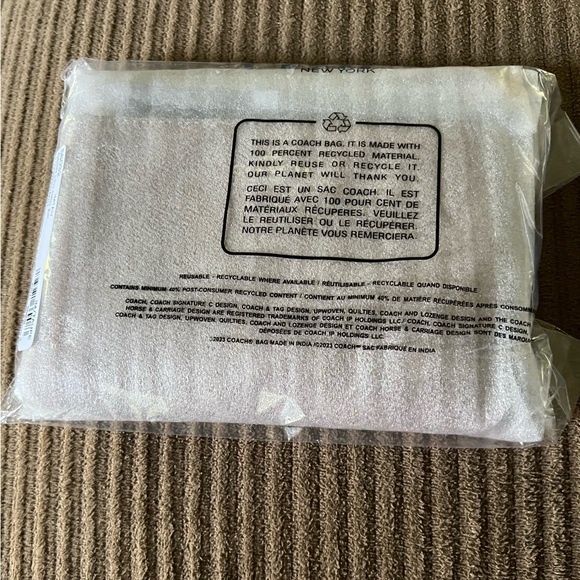 Coach Corner Zip Wristlet nwt in packaging - Picture 4 of 6